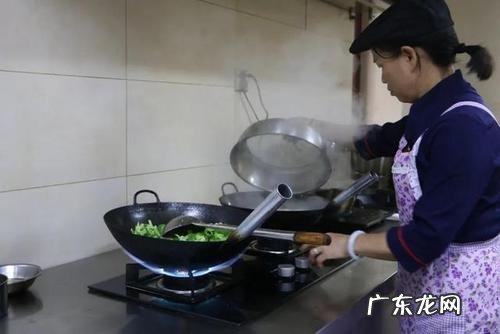 妈妈炒菜写一组连续的动作