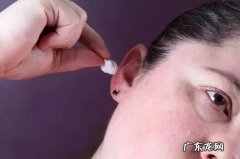 双氧水涂耳朵里面会刺痛吗