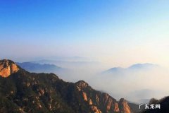 一览众山小的上一句
