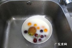 面粉洗水果的原理