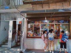 中学门口的小卖部会卖玩具吗？中学生：不会!但会