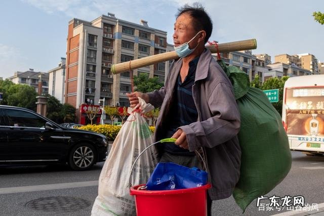 赶时髦的扁担用了什么手法