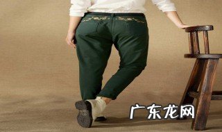 墨绿色裤子配柠檬黄上衣可以吗 墨绿色的裤子配淡蓝色上衣可以吗