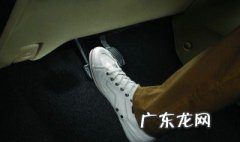 为什么熄火踩刹车越踩越硬 为什么汽车熄火状态下刹车越踩越硬