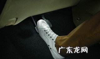 为什么熄火踩刹车越踩越硬 为什么汽车熄火状态下刹车越踩越硬