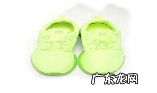 草绿色的鞋子怎么配衣服穿? 草绿色的鞋子怎么配衣服穿图片