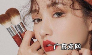 粉底刷好还是粉扑好啊 化妆上粉底用粉扑好还是用刷子好?