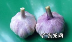大蒜泡水为什么大蒜发绿 大蒜泡水为什么大蒜发绿了