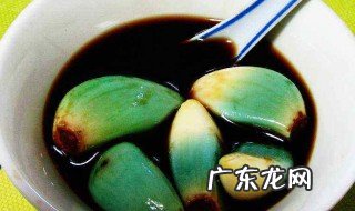 大蒜泡水为什么会发绿 大蒜泡水变绿是怎么回事