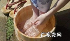 白醋盐水泡脚的好处和坏处 白醋盐水泡脚的好处