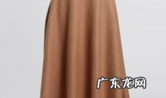 卡其色裙子配什么颜色上衣 卡其色裙子配什么颜色上衣好