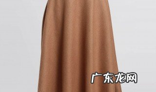 卡其色裙子配什么颜色上衣 卡其色裙子配什么颜色上衣好