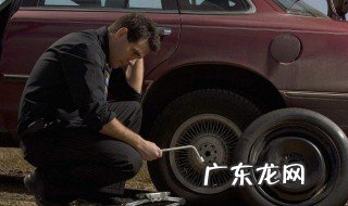新手遇到爆胎该怎么办 开车遇到爆胎如何处理