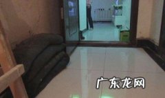 家里没人住水管爆裂找物业吗有责任吗 家里没人住水管爆裂找物业吗