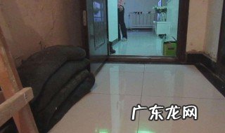 家里没人住水管爆裂找物业吗有责任吗 家里没人住水管爆裂找物业吗