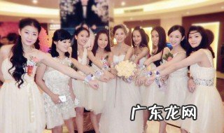 给伴郎伴娘送什么 给伴郎伴娘送什么花合适