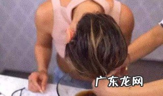 如何在家干洗头发视频 如何在家干洗头发