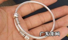 银手镯戴在左手还是右手女 银手镯戴在左手还是右手