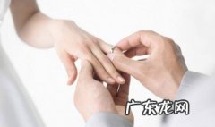 订婚怎么发朋友圈文字 订婚怎么发朋友圈文字说说