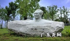 艾青的简介和作品 艾青的简介