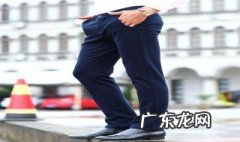 男士宝蓝色裤子配什么颜色上衣 男士宝蓝色裤子配什么颜色上衣图片