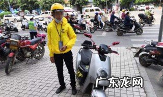 骑电动车带人需要戴头盔吗 骑电动车带人需要戴头盔吗手抄报