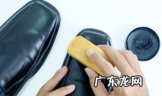 酒精滴在鞋子上发白怎么弄呢 酒精弄鞋上怎么办