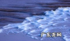 地球上出现的潮汐是由于