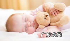 换尿布是抬脚还是侧身 宝宝换尿布的正确方法