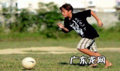 操场上,同学们有的在怎么踢足球 怎么踢足球