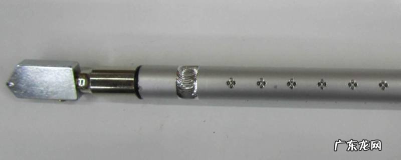 滚轮式玻璃刀怎么使用 滚轮玻璃刀的使用窍门