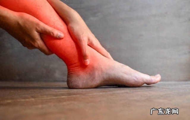 夜间睡觉时突然腿抽筋,就是缺钙?还有这3个原因,多加注意
