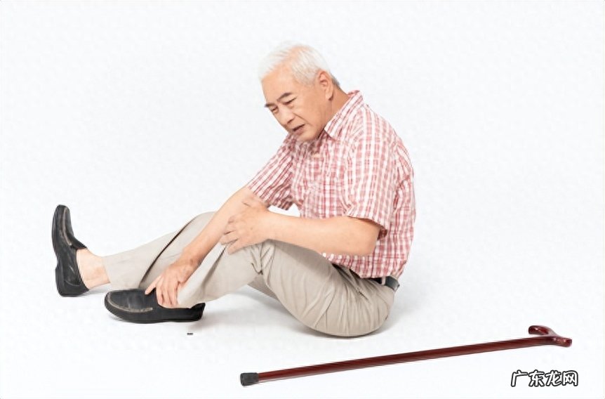 老年人为啥摔一跤就骨折?60岁后,3种肉要舍得吃,助力养好骨骼