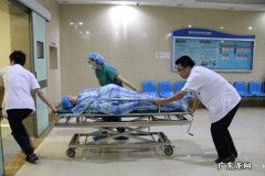 59岁男子脑梗瘫痪，医生提醒：中老年人晚饭后，尽量少做这3件事