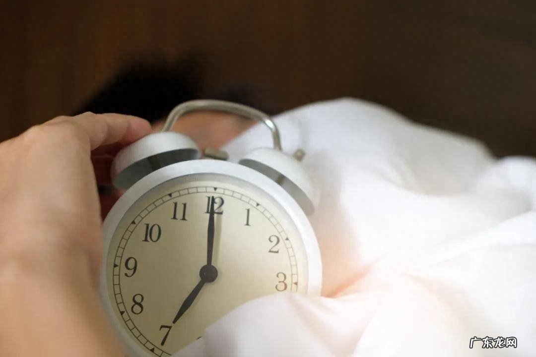 大家被“8小时睡眠论”欺骗了?60岁后,最佳的睡眠时间应是多久