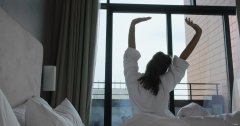 大家被“8小时睡眠论”欺骗了？60岁后，最佳的睡眠时间应是多久