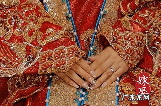 结婚当天准备几套衣服 至少三套服装