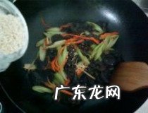 芹菜炒木耳的做法