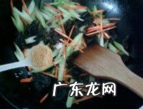 芹菜炒木耳的做法
