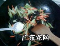 芹菜炒木耳的做法