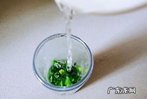 衣服上有菠菜汁怎么洗,用菠菜汁染完的衣服还得用清水投一下