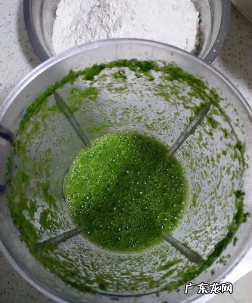 衣服上有菠菜汁怎么洗,用菠菜汁染完的衣服还得用清水投一下