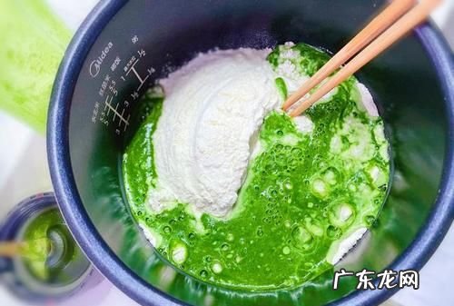 衣服上有菠菜汁怎么洗,用菠菜汁染完的衣服还得用清水投一下