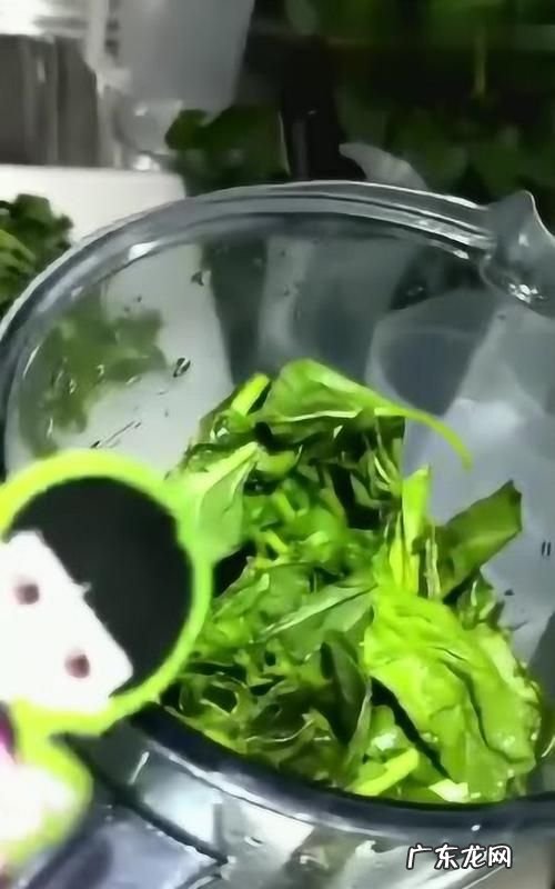 衣服上有菠菜汁怎么洗,用菠菜汁染完的衣服还得用清水投一下