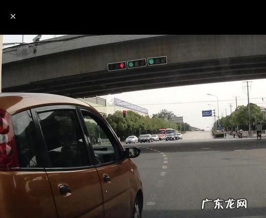 错把左转绿灯当直行灯扣几分,红绿灯路口左转车道直行怎么处罚