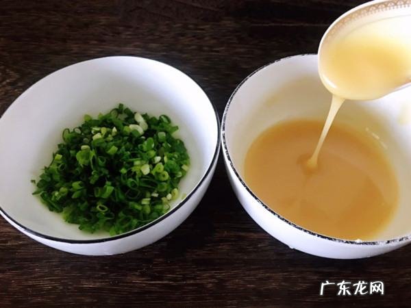 葱油饼怎么做又脆又香,葱油饼怎么做简单又好吃