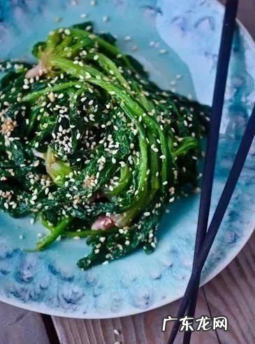 用菠菜汁可以洗衣服,衣服泛黄怎样才能洗得干净一点