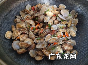 炒花蛤要先煮一下,炒花甲需要先焯水