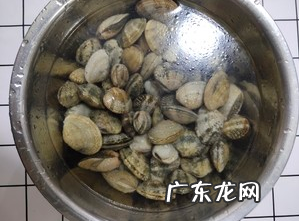 炒花蛤要先煮一下,炒花甲需要先焯水