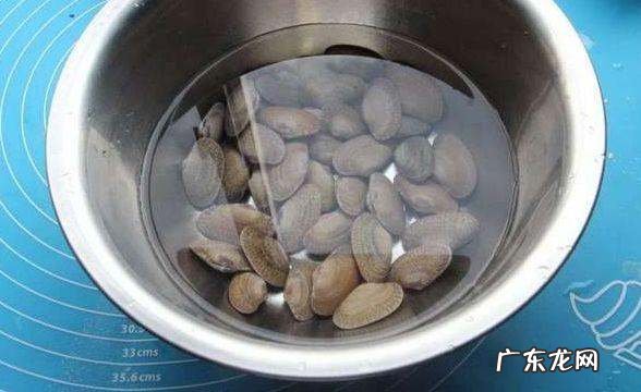 炒花蛤要先煮一下,炒花甲需要先焯水